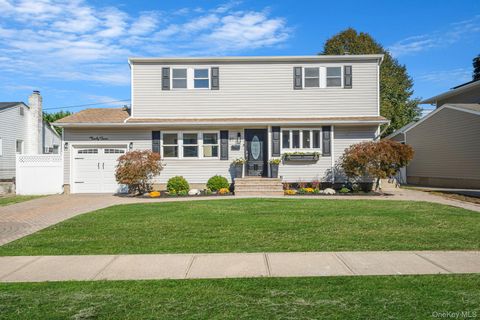Photo of 27 Midlawn Drive, Massapequa, NY 11758 (MLS # 924212)