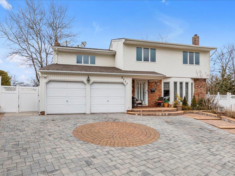 3711 S Berne Road, Wantagh, New York image 1