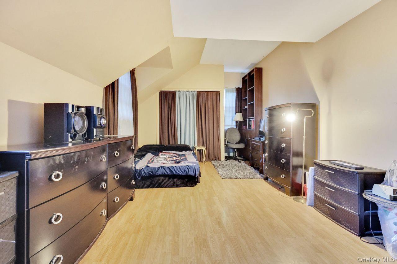 Malverne, New York 11565, United States, 5 Bedrooms Bedrooms, ,3 BathroomsBathrooms,Residential,Active,230701