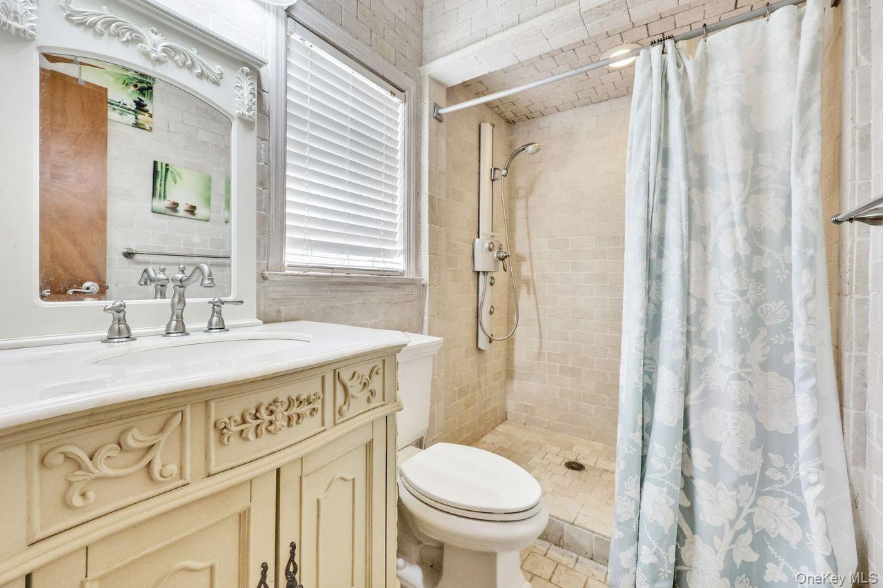 Malverne, New York 11565, United States, 5 Bedrooms Bedrooms, ,3 BathroomsBathrooms,Residential,Active,230701