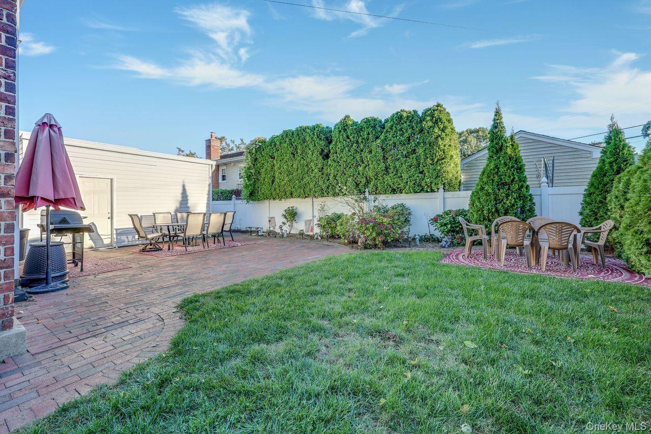 Malverne, New York 11565, United States, 5 Bedrooms Bedrooms, ,3 BathroomsBathrooms,Residential,Active,230701