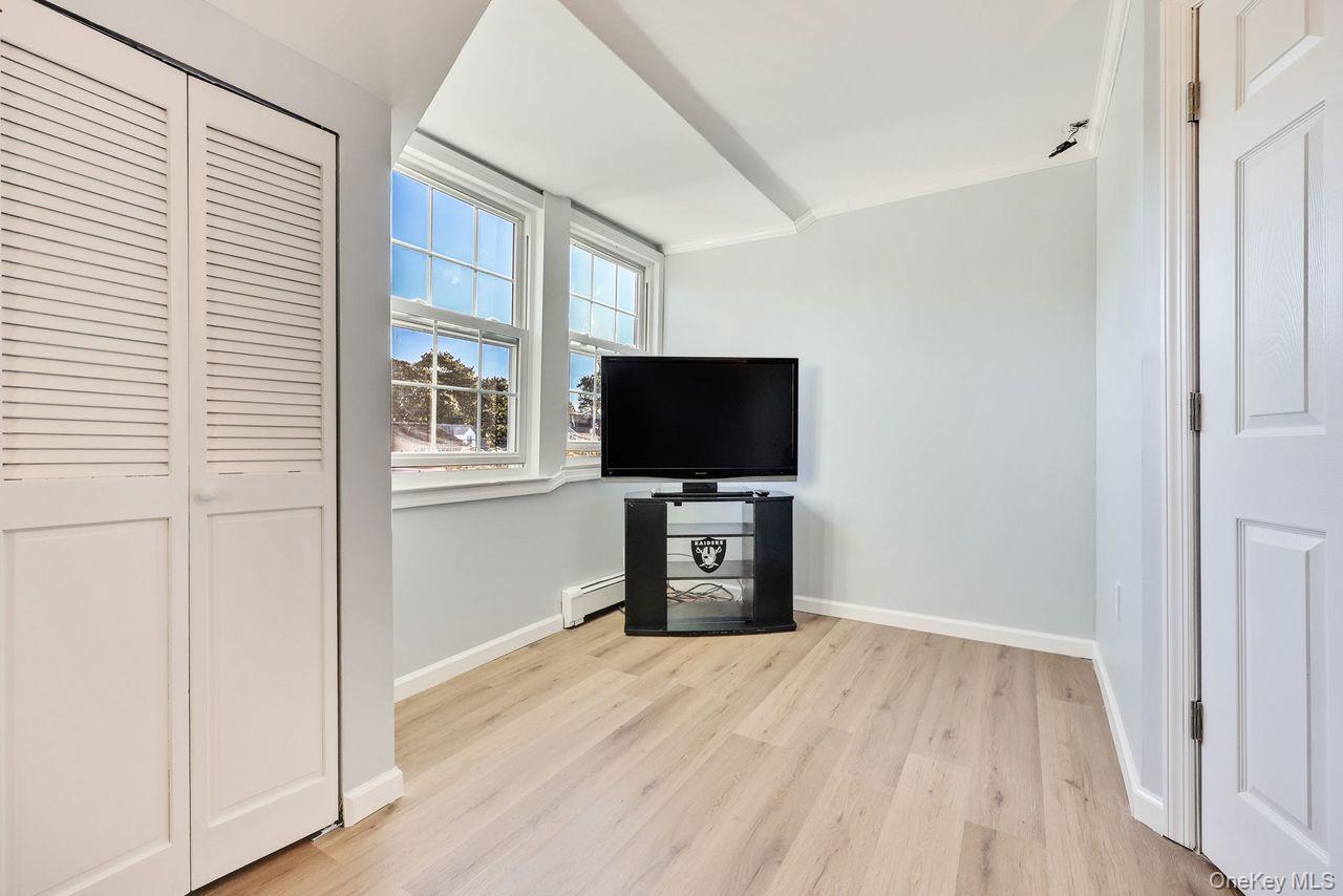 Malverne, New York 11565, United States, 5 Bedrooms Bedrooms, ,3 BathroomsBathrooms,Residential,Active,230701