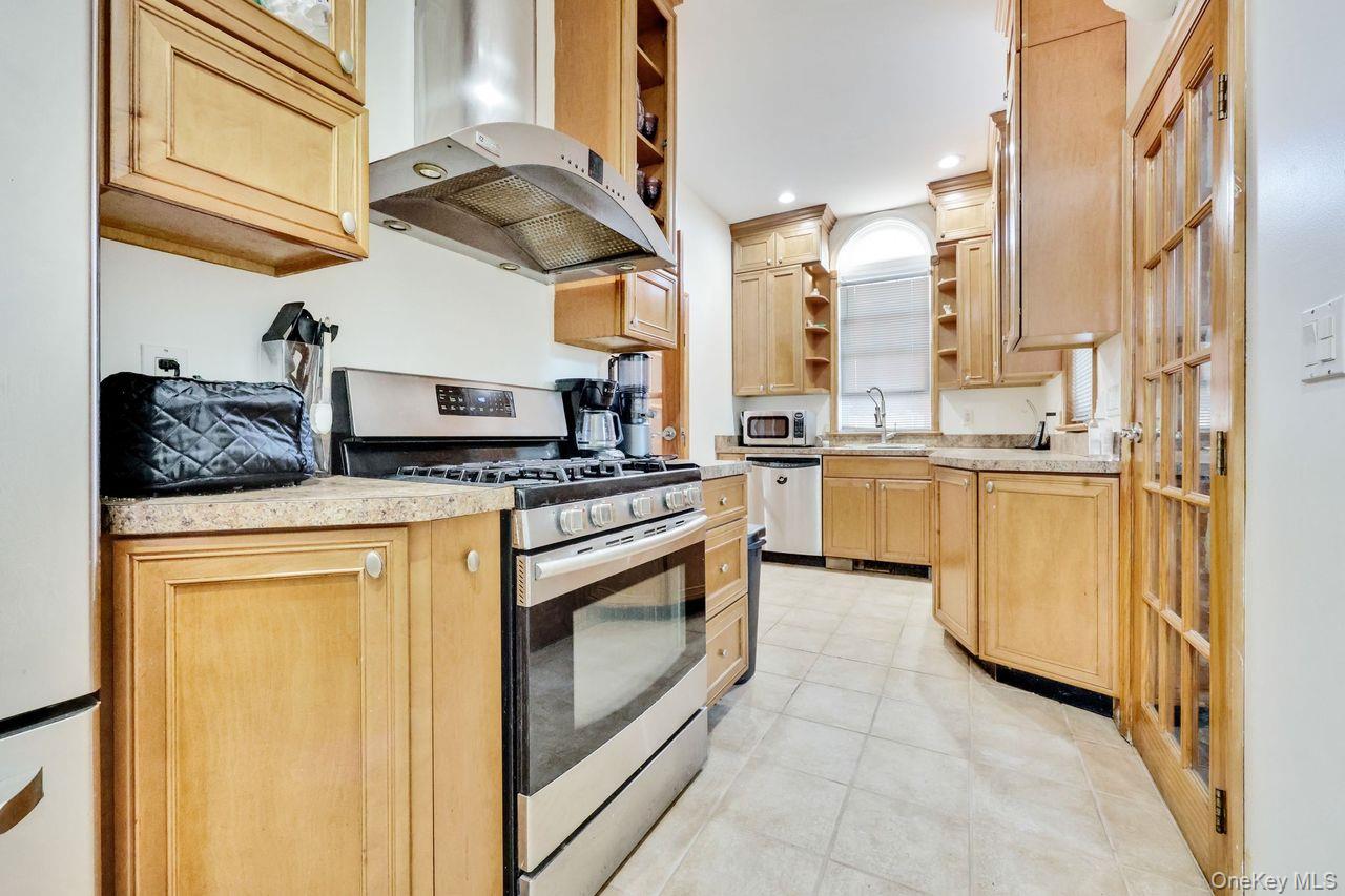 Malverne, New York 11565, United States, 5 Bedrooms Bedrooms, ,3 BathroomsBathrooms,Residential,Active,230701