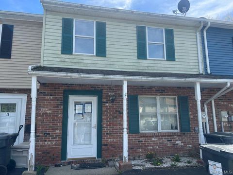 Townhouse For Sale - 5 Northgate Drive<br/> Orange County, Walden, NY 12586