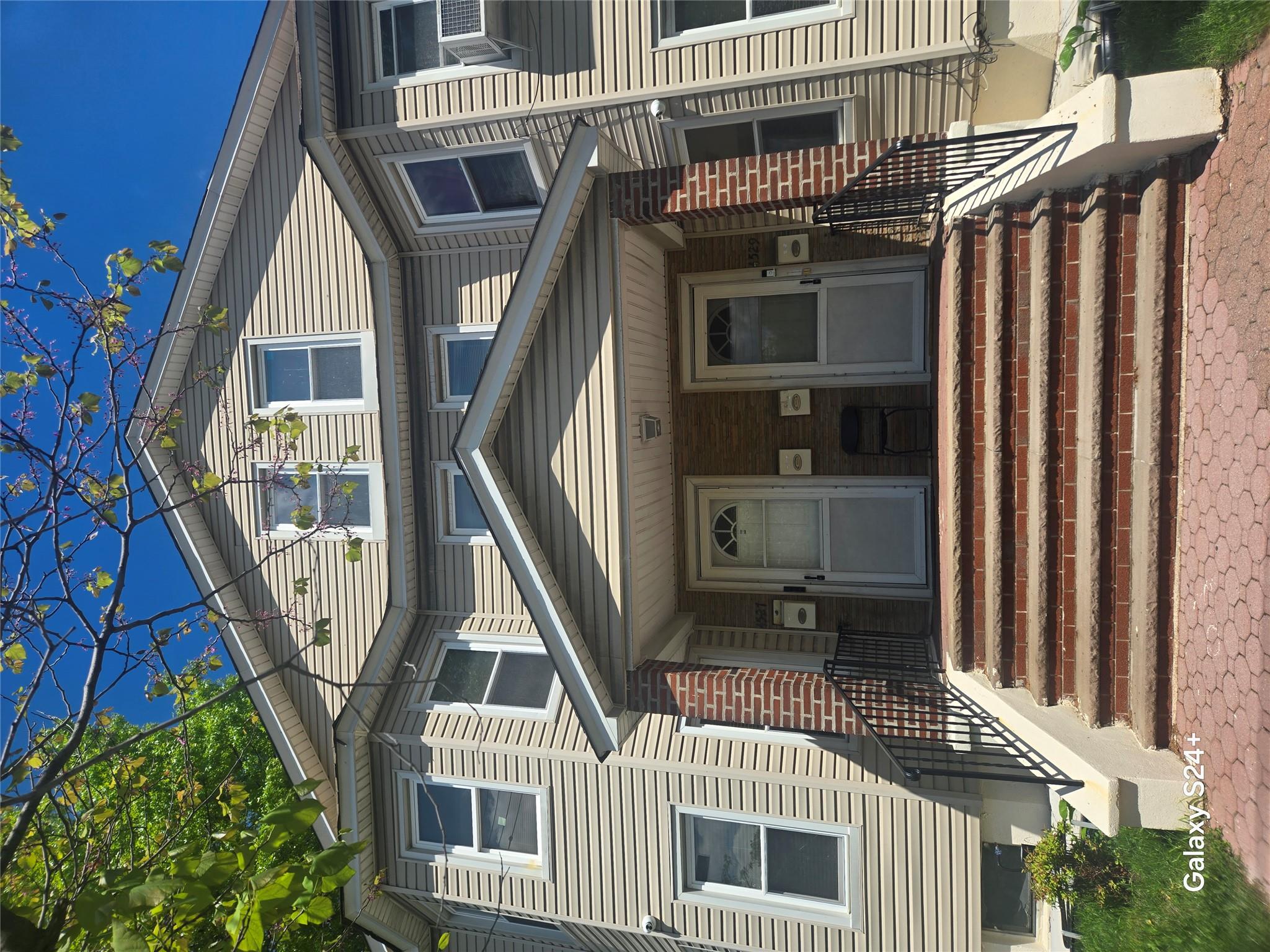 Rental Property at Clearview Expressway, Bayside, Queens, NY - Bedrooms: 3 
Bathrooms: 1 
Rooms: 5  - $3,000 MO.