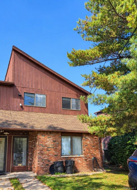 Photo of 971 W Fingerboard Road #971, Staten Island, NY 10304 (MLS # 1065163)