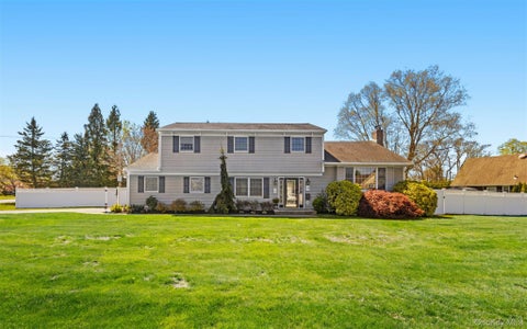 Homes For Sale - 10 Carolee Court<br/> West Islip, NY 11795