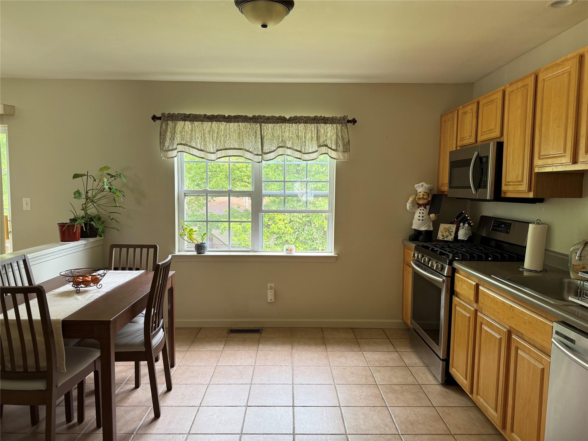 11 Dogwood Drive, Middletown, New York image 3