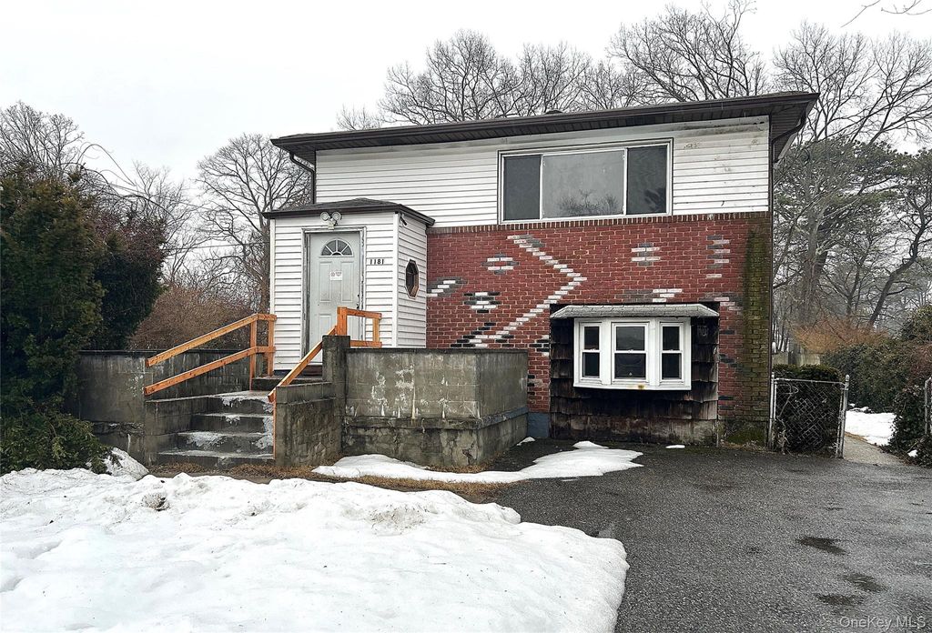 Photo of 1181 Ocean Avenue, Bay Shore, NY 11706 (MLS # 968208)