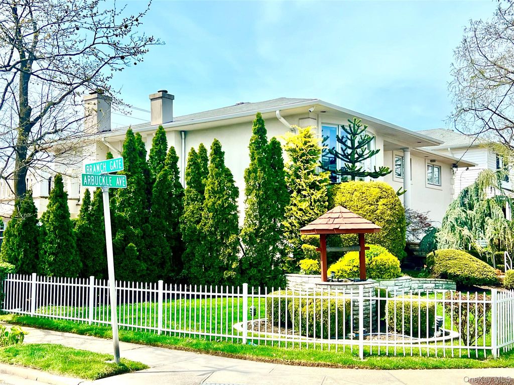 Photo of 728 Arbuckle Avenue, Woodmere, NY 11598 (MLS # 991115)