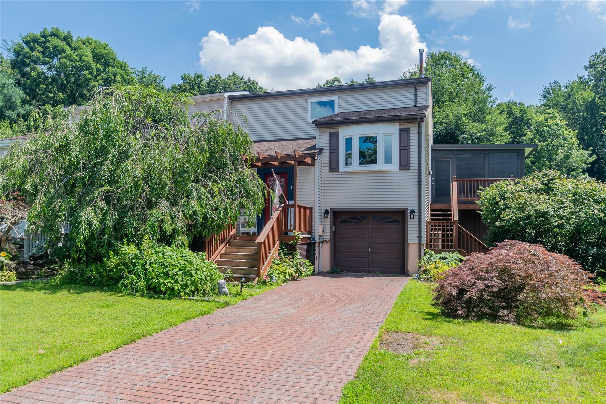 11 Hamlet Court