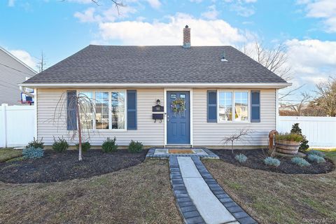 40 Knoll Lane Levittown NY 11756