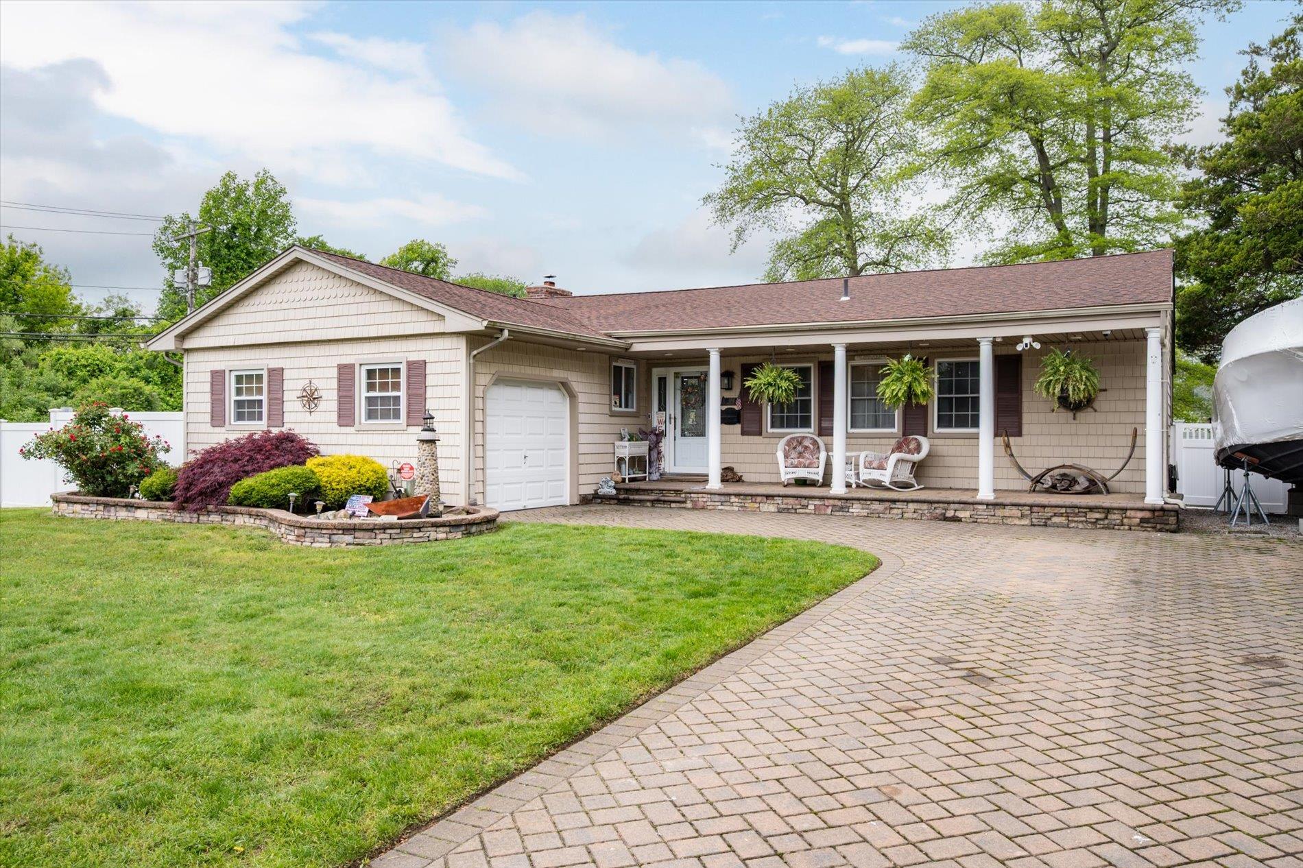 1 Angelica Court, West Babylon, New York image 2