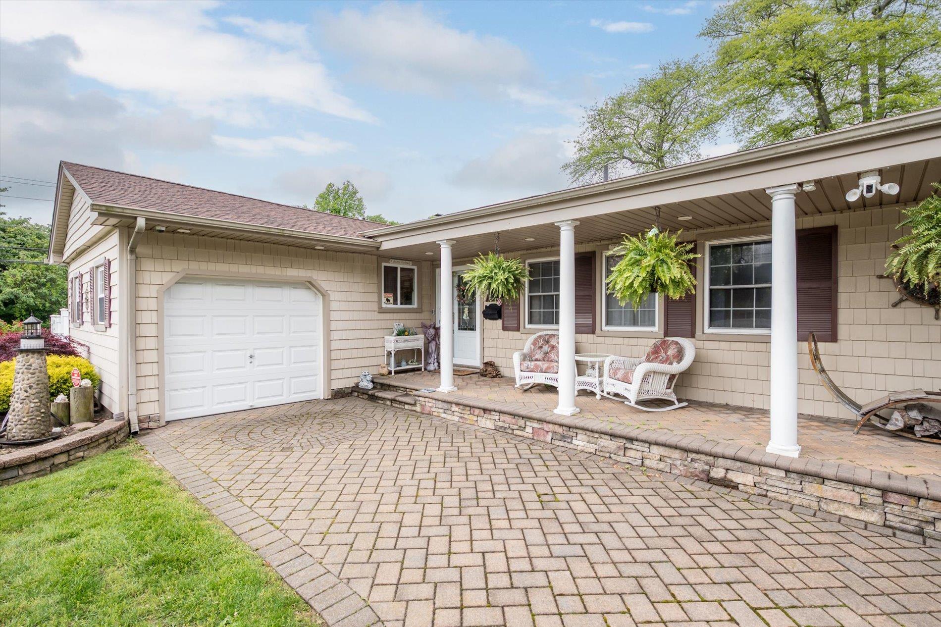 1 Angelica Court, West Babylon, New York image 3