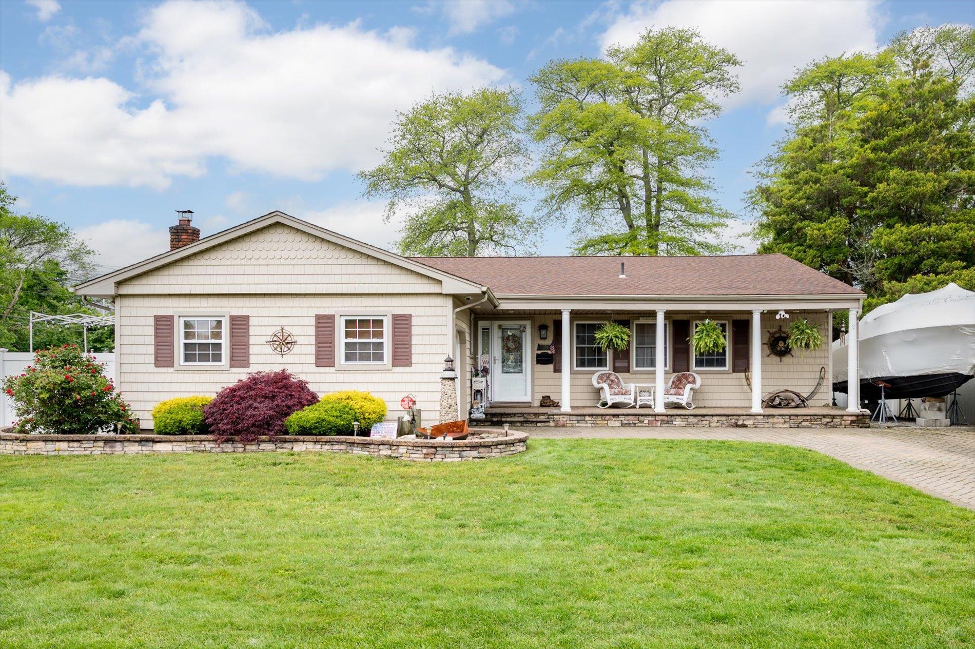 1 Angelica Court, West Babylon, New York image 1