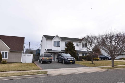 Homes For Sale - 86 Weaving Lane<br/> Wantagh, NY 11793