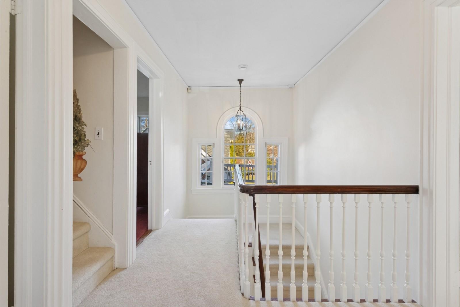 111 Arthur Street, Garden City, New York image 20