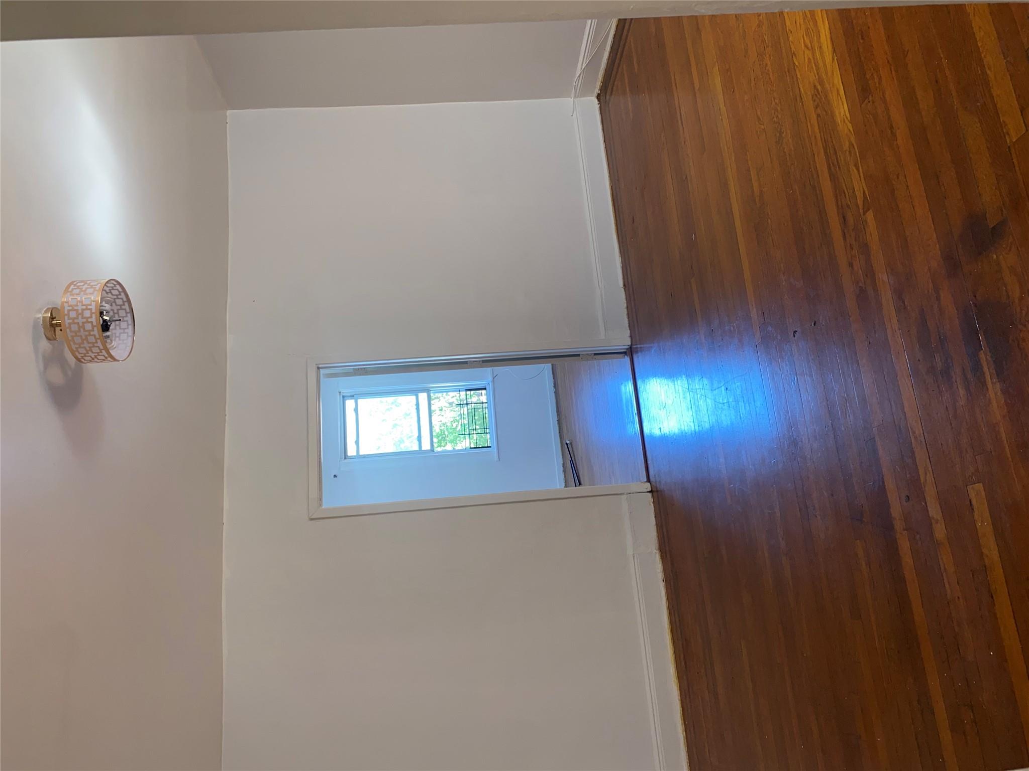 Castle Hill Avenue, Bronx, New York - 3 Bedrooms  
2 Bathrooms  
4 Rooms - 