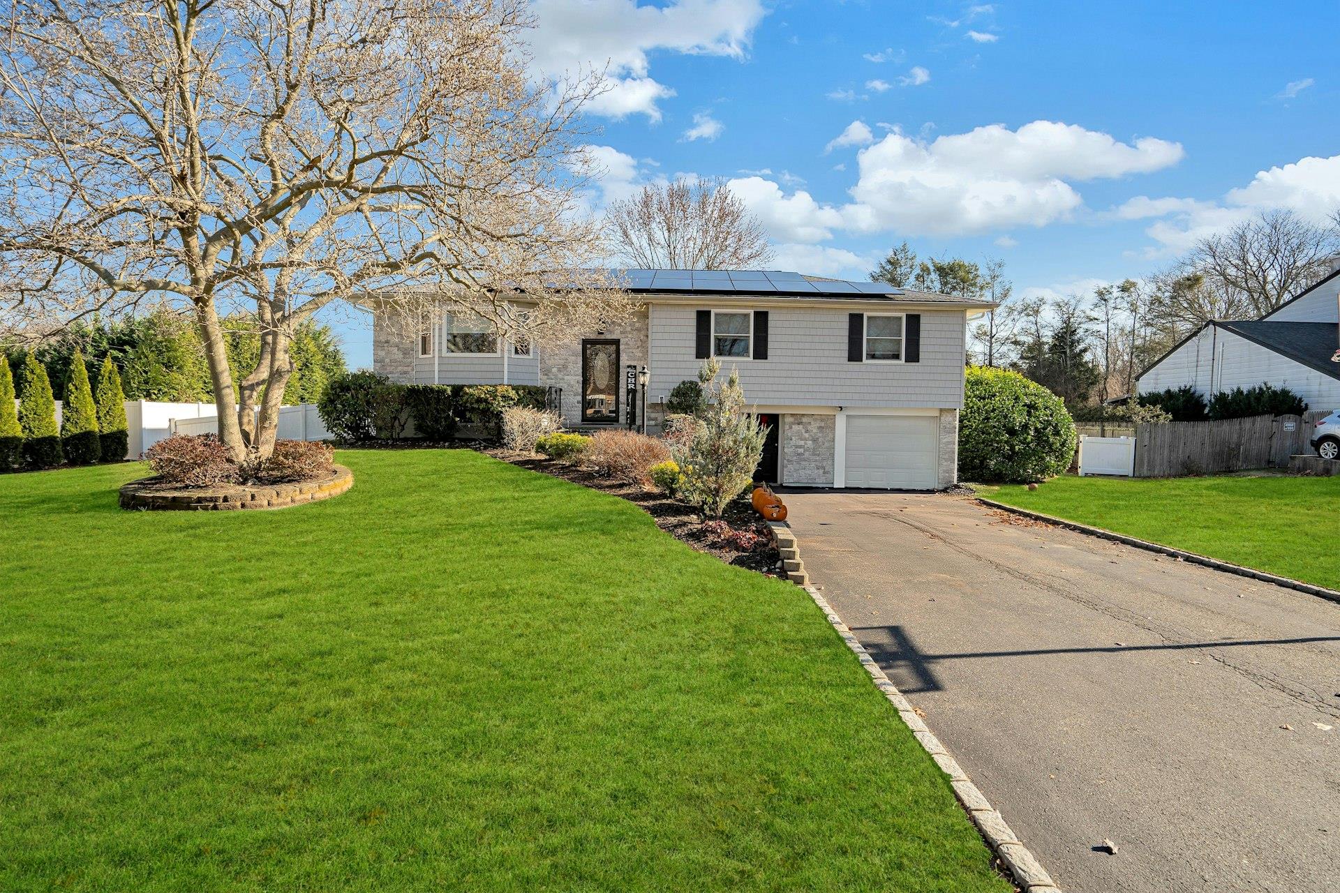 127 Wicks Path, Commack, New York image 3