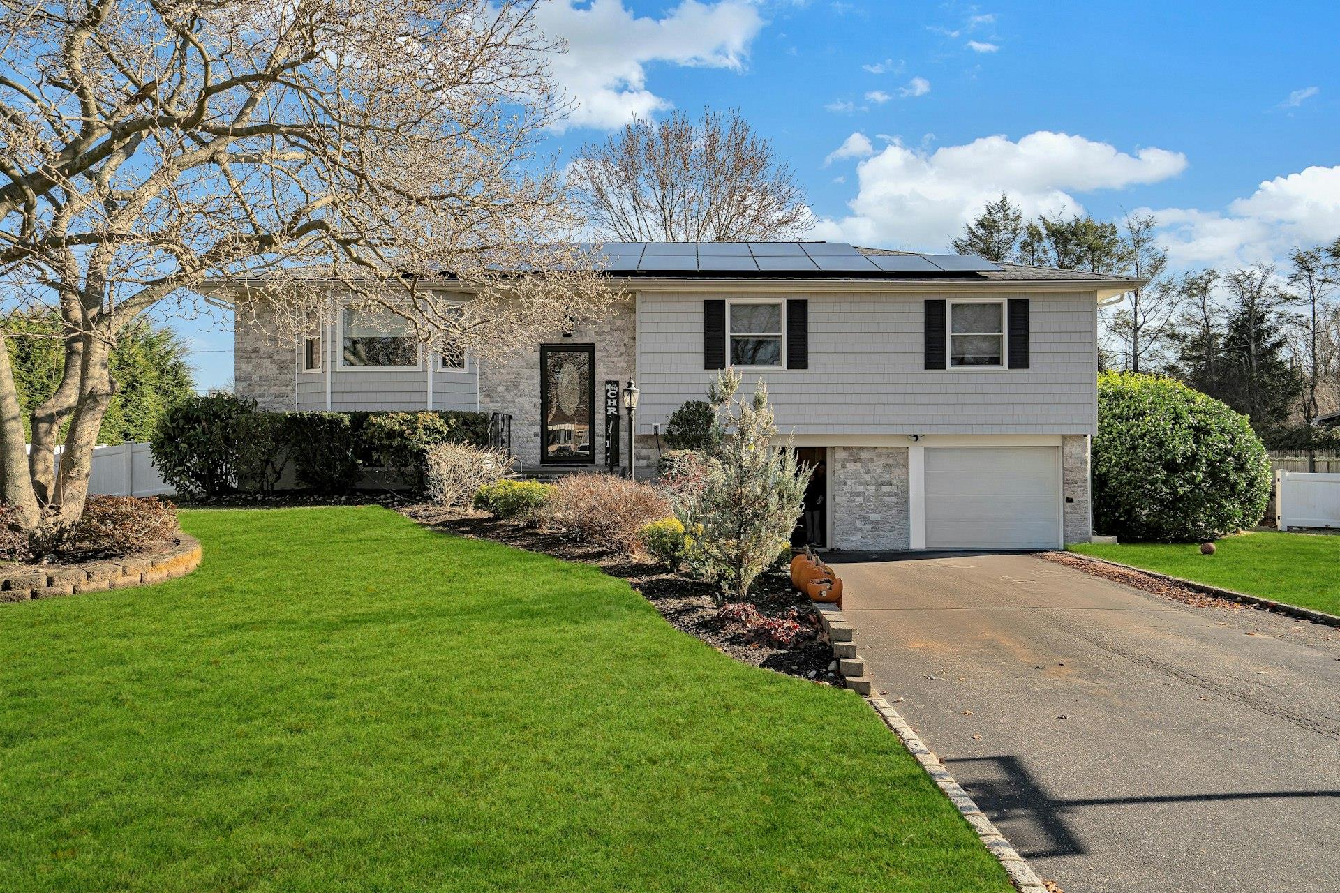 127 Wicks Path, Commack, New York image 1