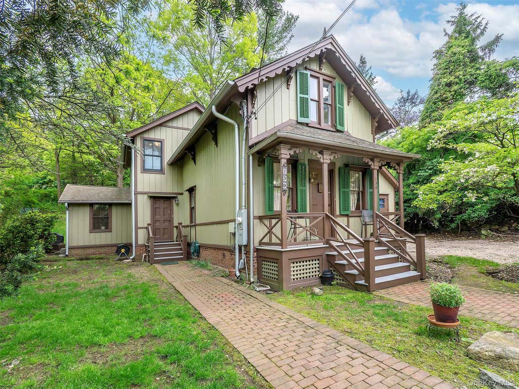 Photo of 130 Mott Avenue, Roslyn, NY 11576 (MLS # 997809)