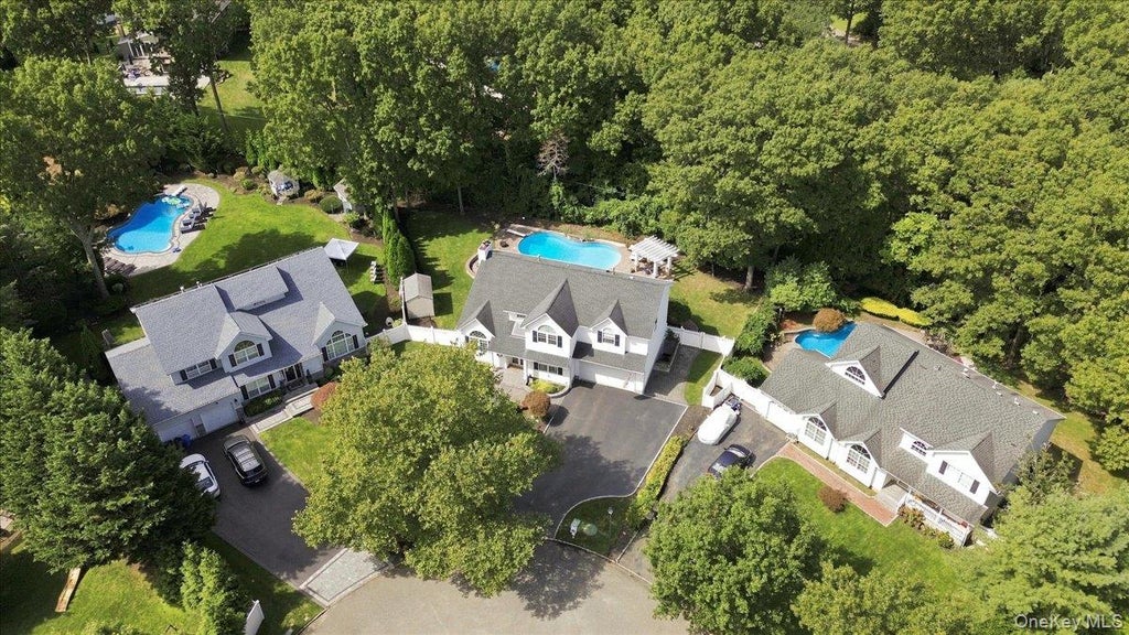 Photo of 5 Aspatuck Court, Commack, NY 11725 (MLS # 1057059)