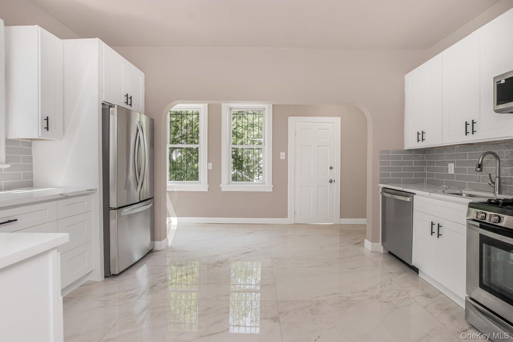 Photo of 427 Taylor Avenue, Bronx, NY 10473 (MLS # 1045836)