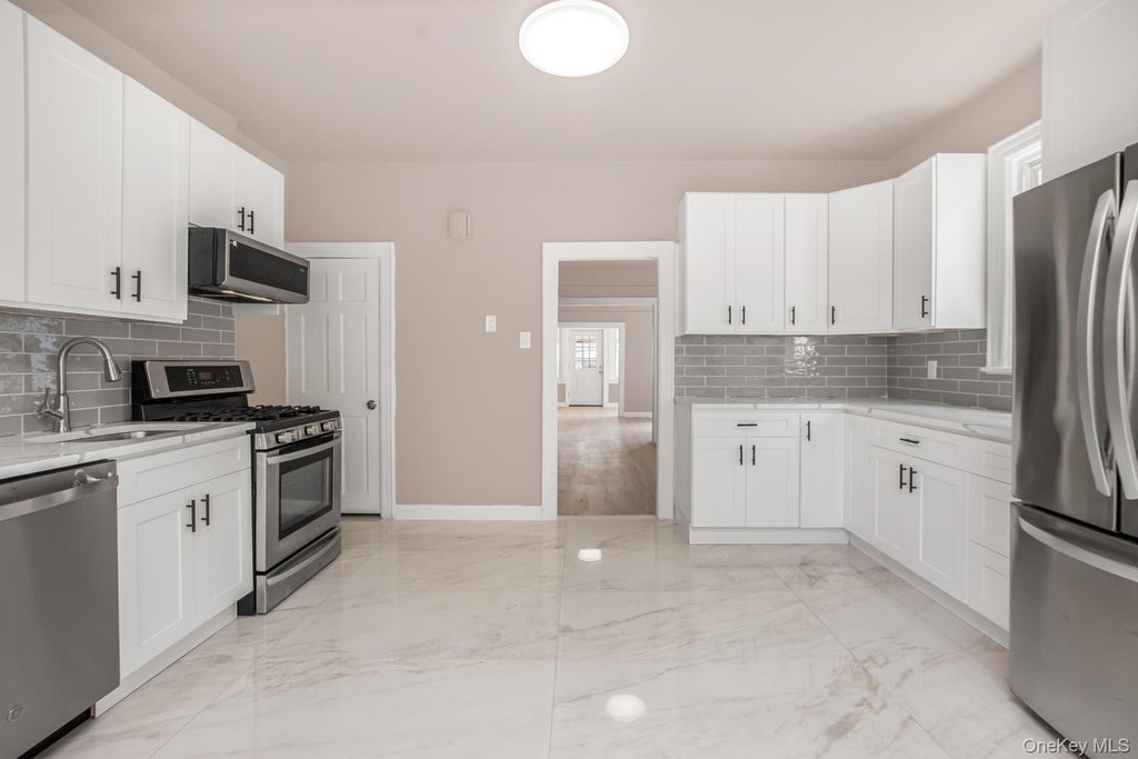 Photo of 427 Taylor Avenue, Bronx, NY 10473 (MLS # 1045836)