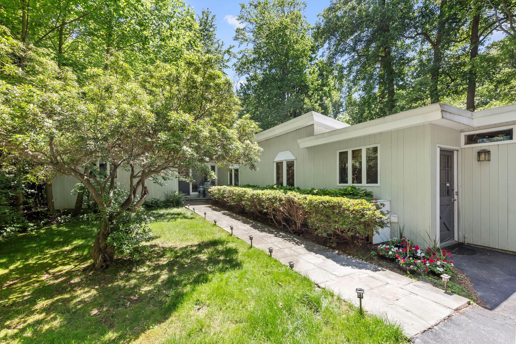 Harbor Hill Drive, Lloyd Harbor, Hamptons, NY - 4 Bedrooms  
3 Bathrooms - 