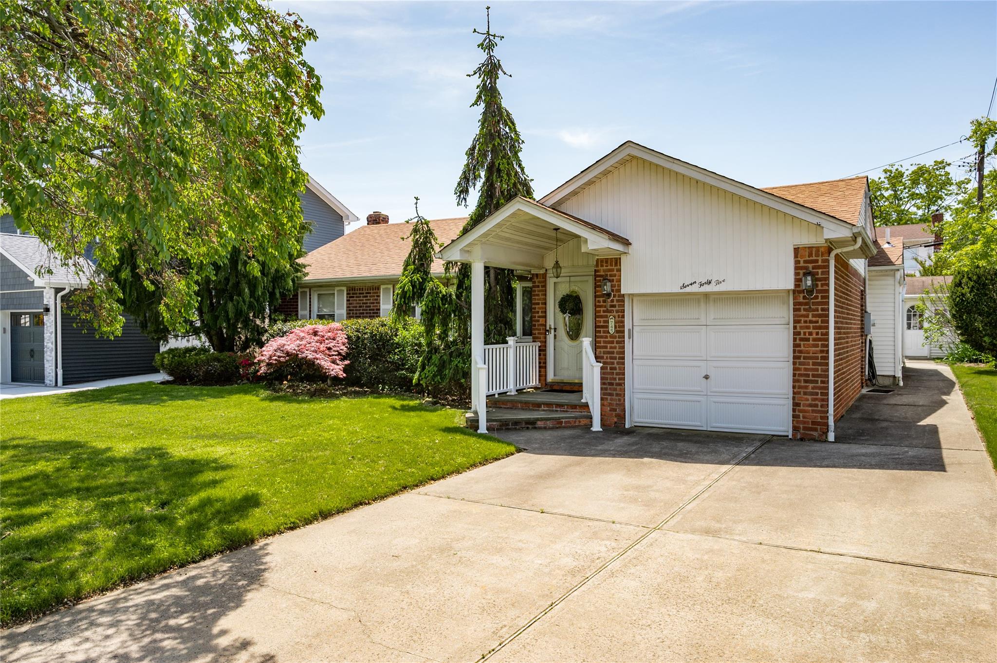 745 Willow Road, Franklin Square, New York image 1