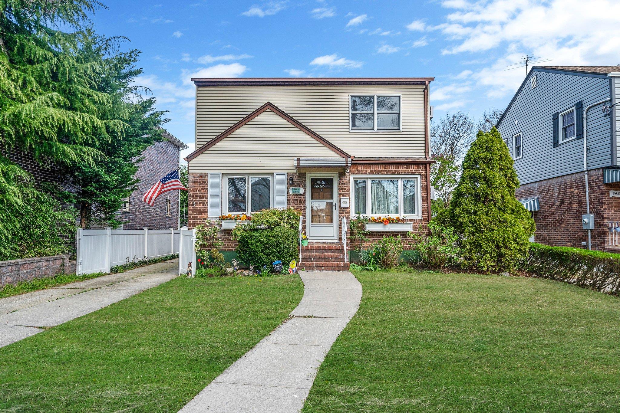 Property for Sale at 258th Street, Floral Park, Queens, NY - Bedrooms: 5 
Bathrooms: 2 
Rooms: 8  - $899,000