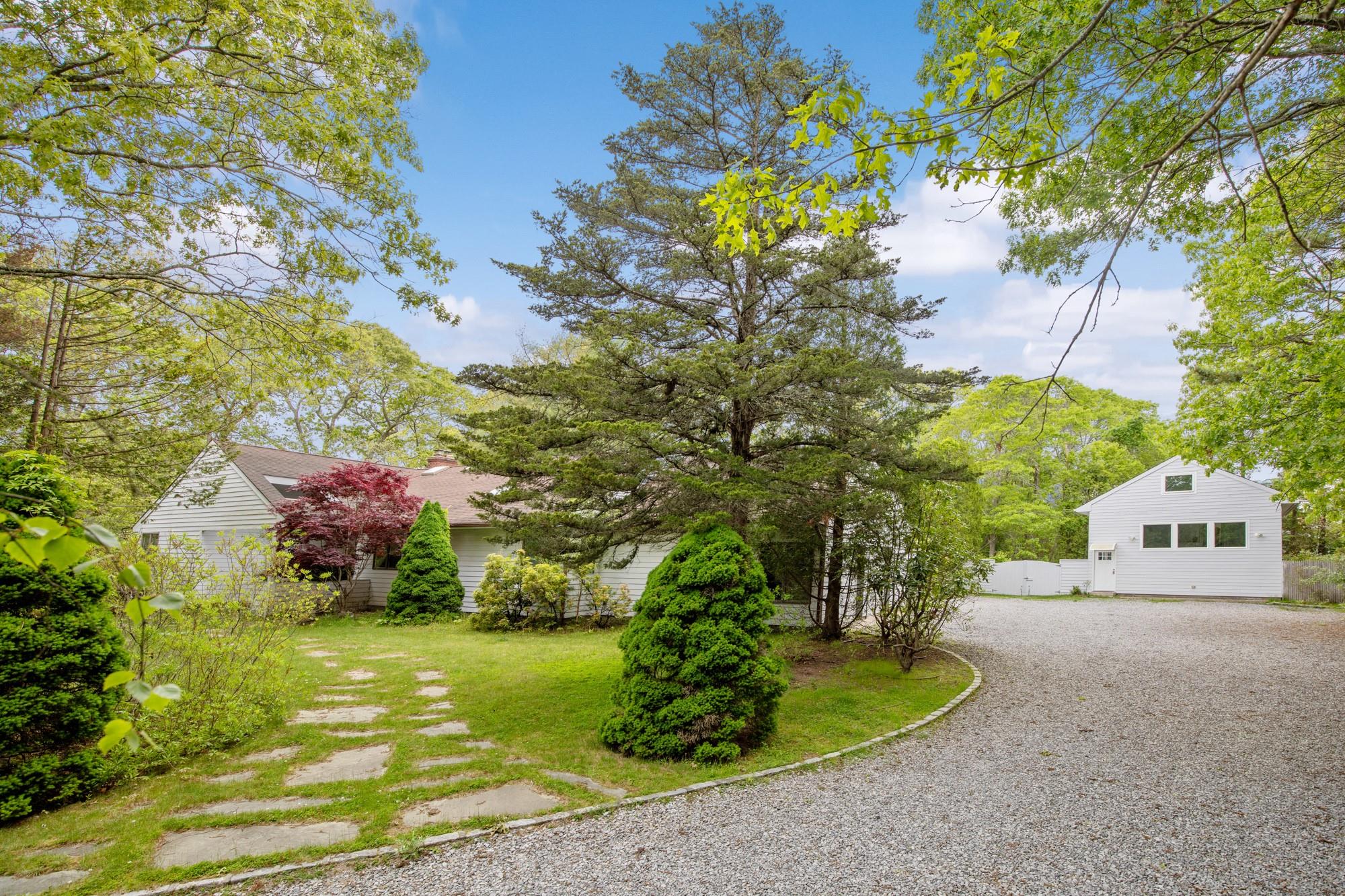 4 Evelyn Court, Westhampton, New York image 2