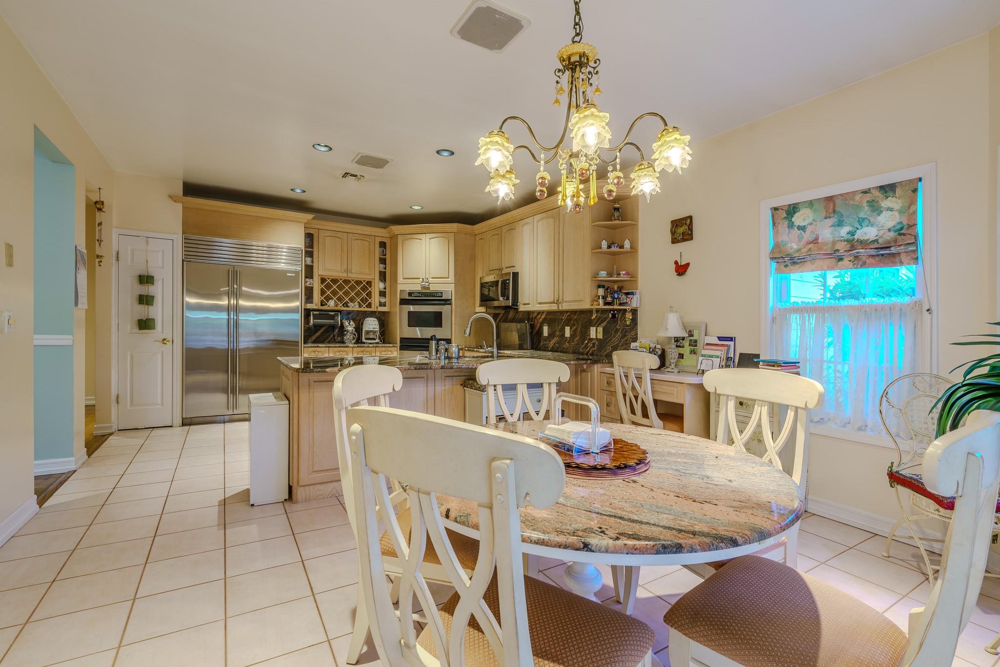 428 Toftree Court, Roslyn, New York image 8