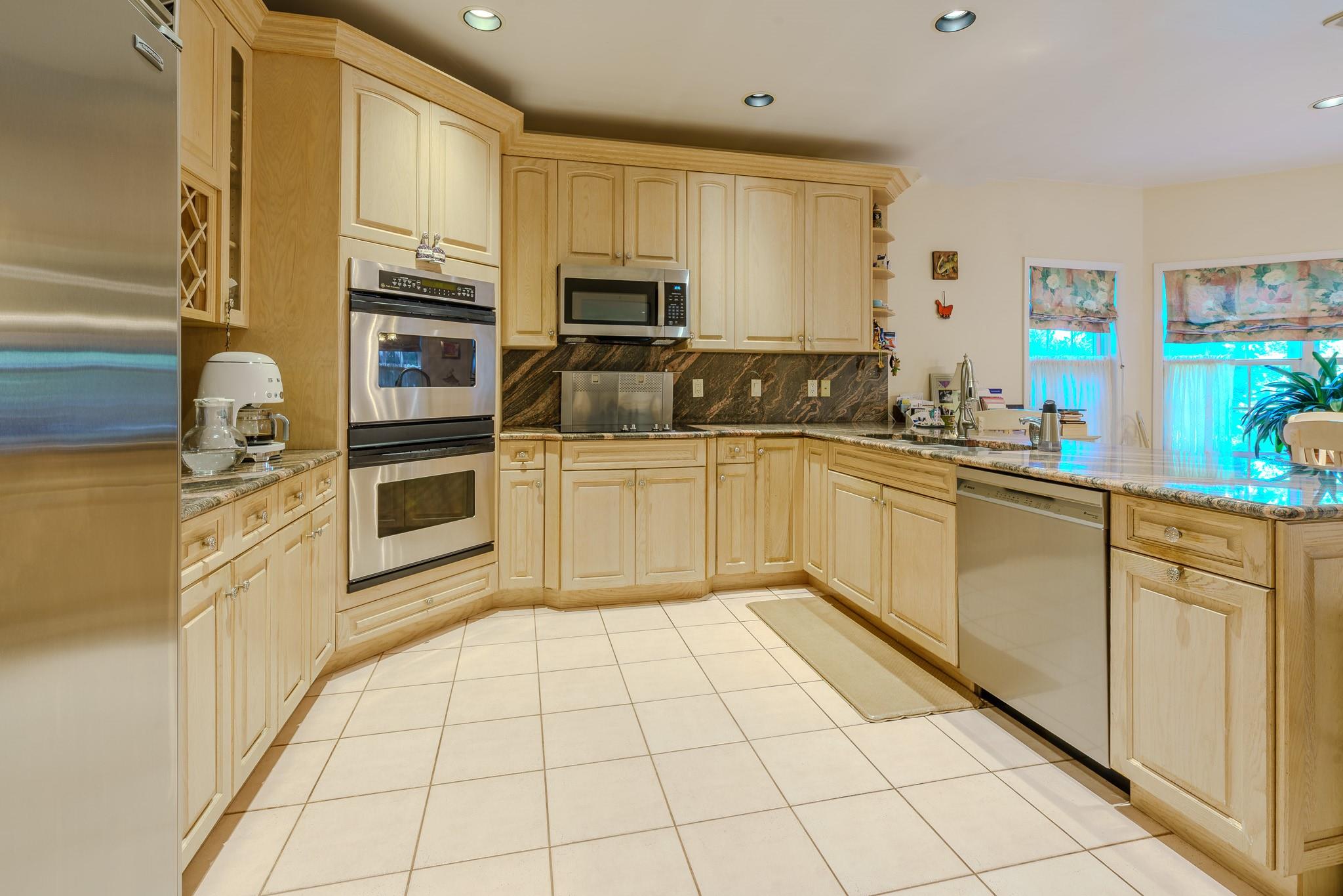 428 Toftree Court, Roslyn, New York image 7