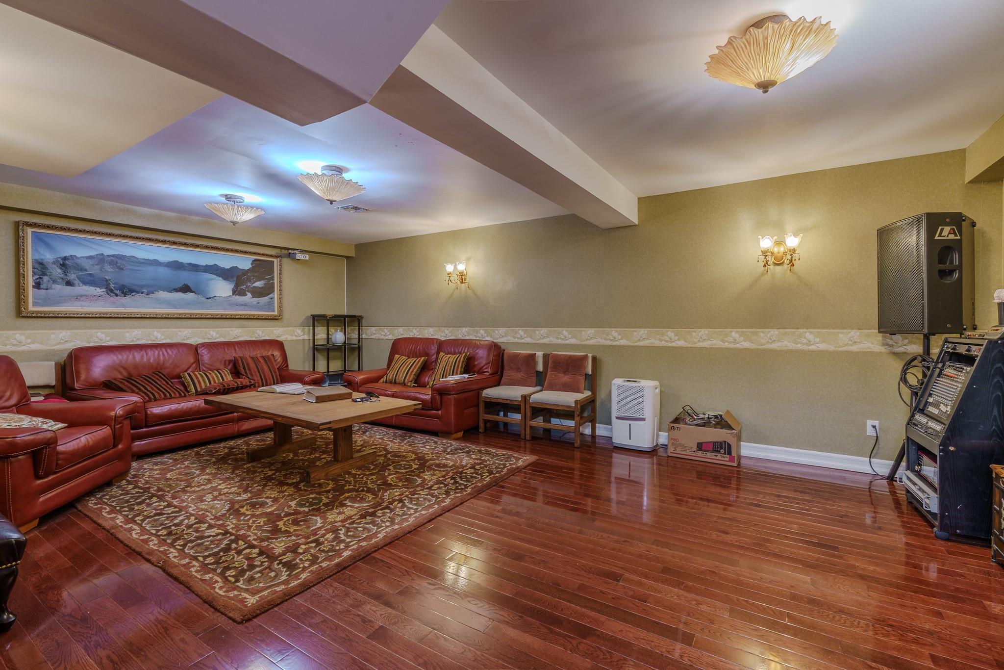 428 Toftree Court, Roslyn, New York image 21