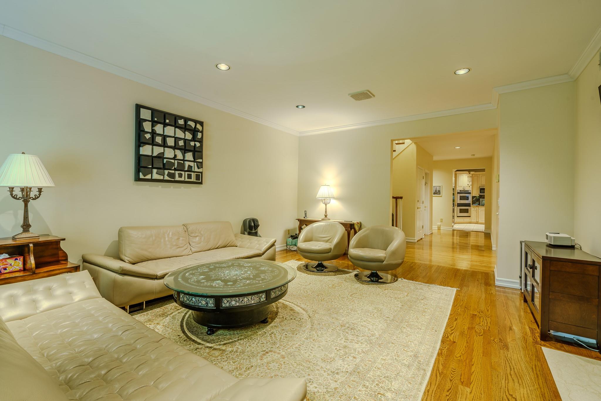 428 Toftree Court, Roslyn, New York image 9