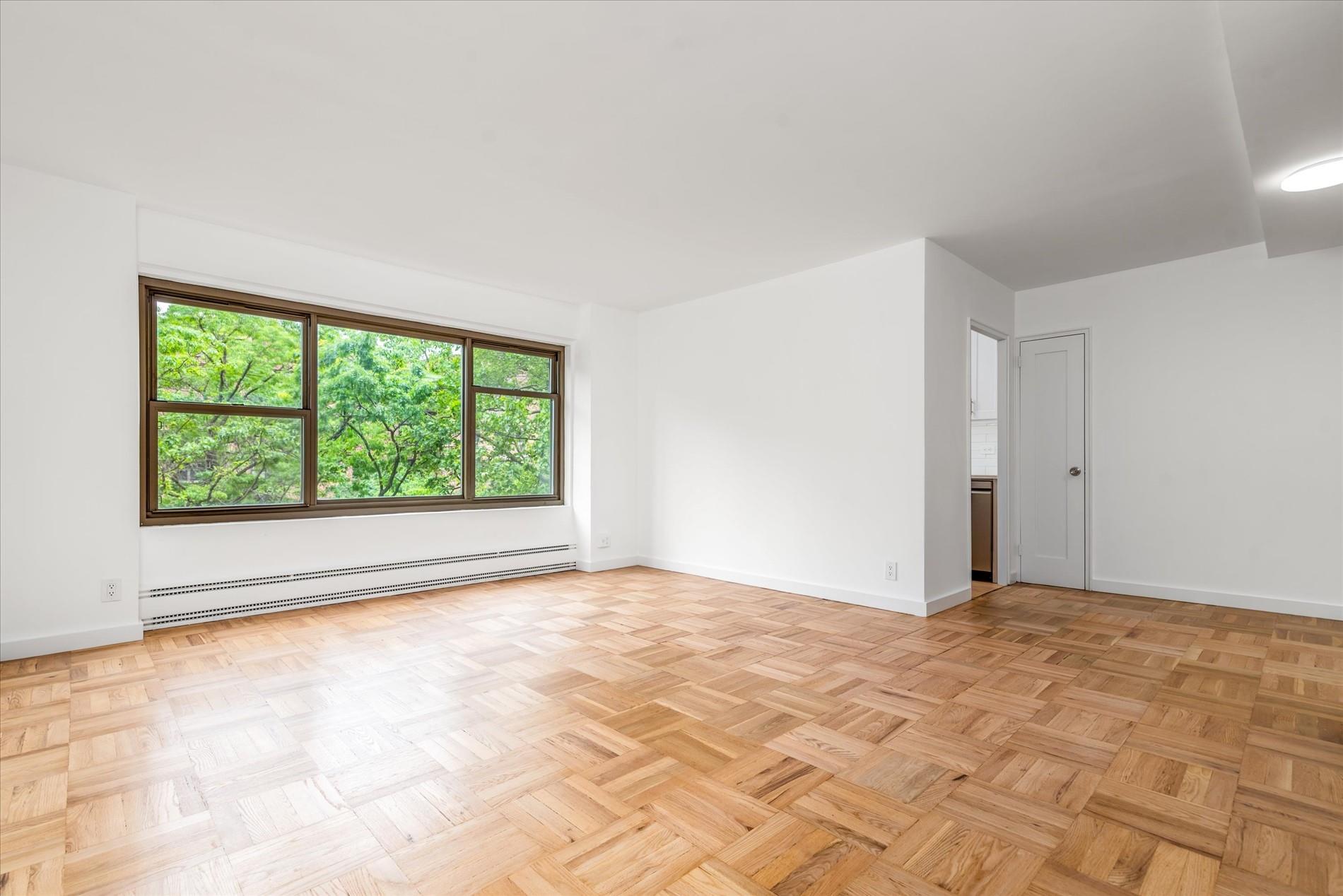 Crescent Street 5D, Astoria, Queens, NY - 2 Bedrooms  
1 Bathrooms  
4 Rooms - 