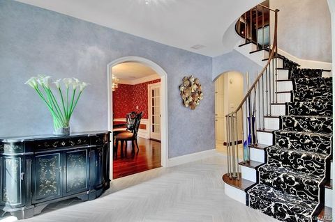 Homes For Sale - 15 Hilltop Drive<br/> Manhasset, NY 11030