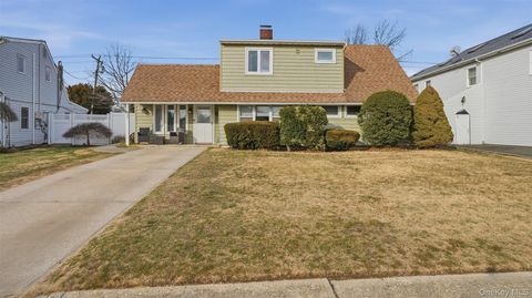 35 Twin Lane N Wantagh NY 11793