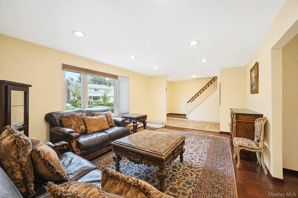 Photo of 5 Cathy Lane, Great Neck, NY 11024 (MLS # 1045252)