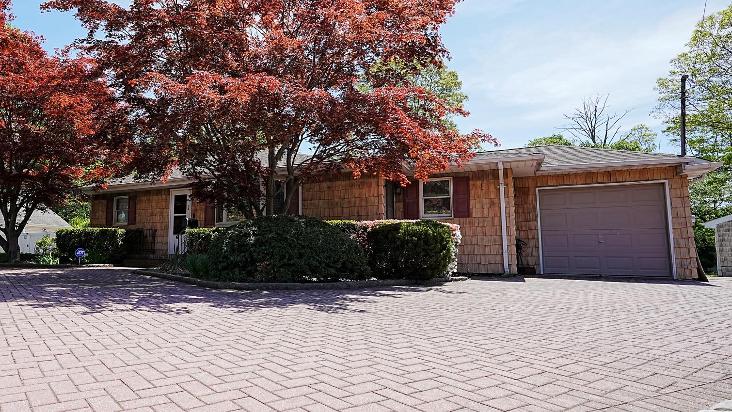 14 Muncey Road, Bay Shore, New York image 1