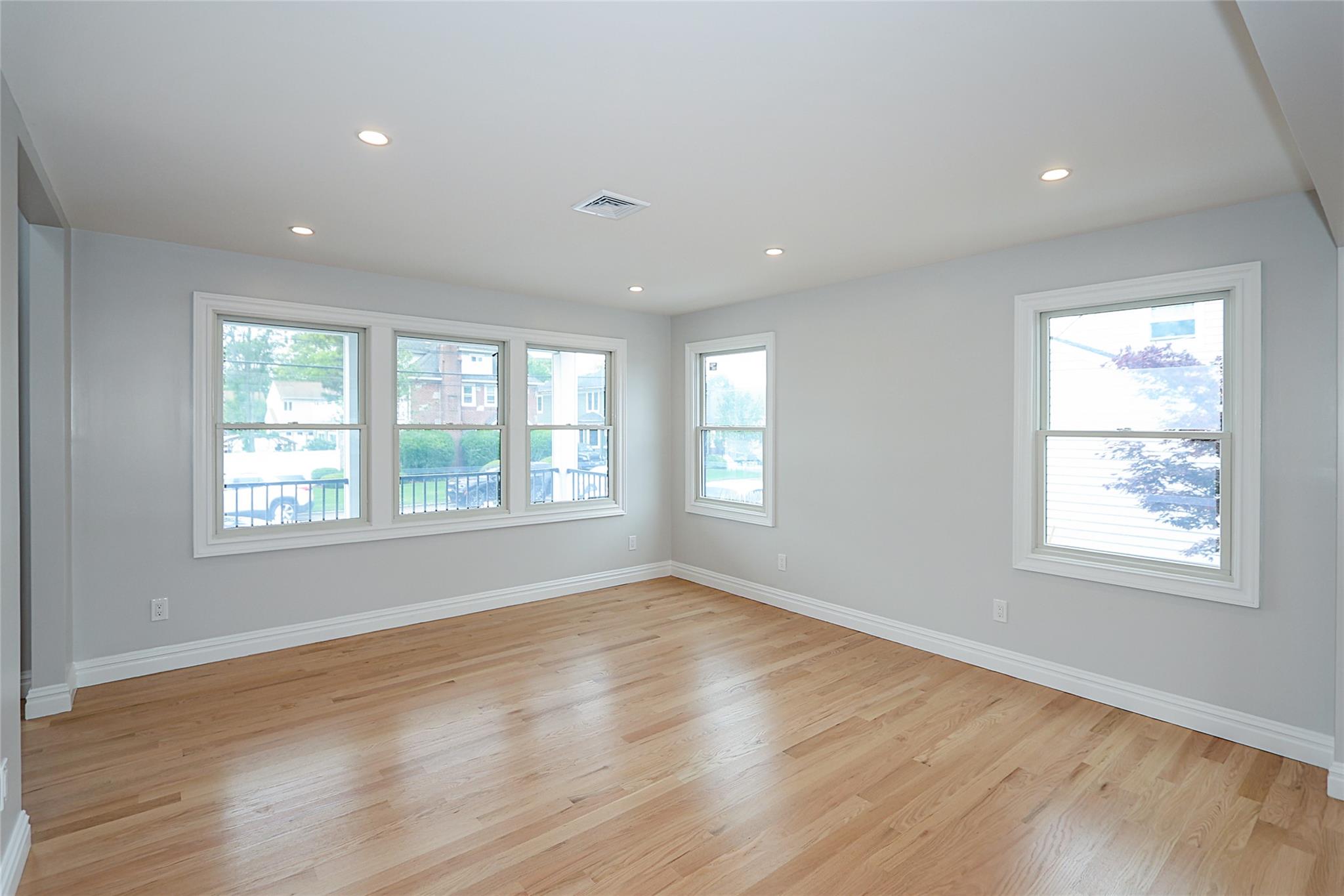482 S 5th Street, Lindenhurst, New York image 20