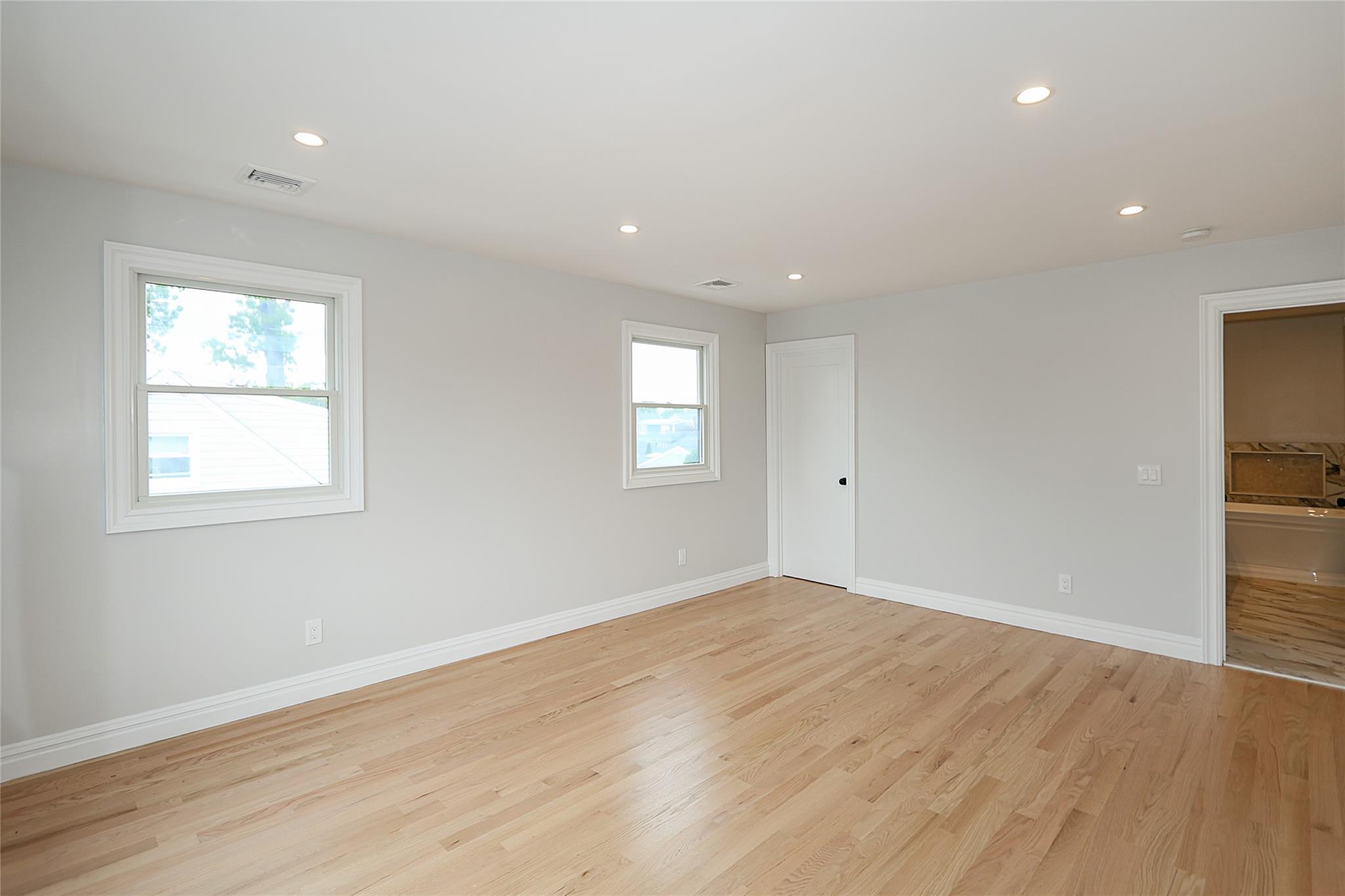 482 S 5th Street, Lindenhurst, New York image 28