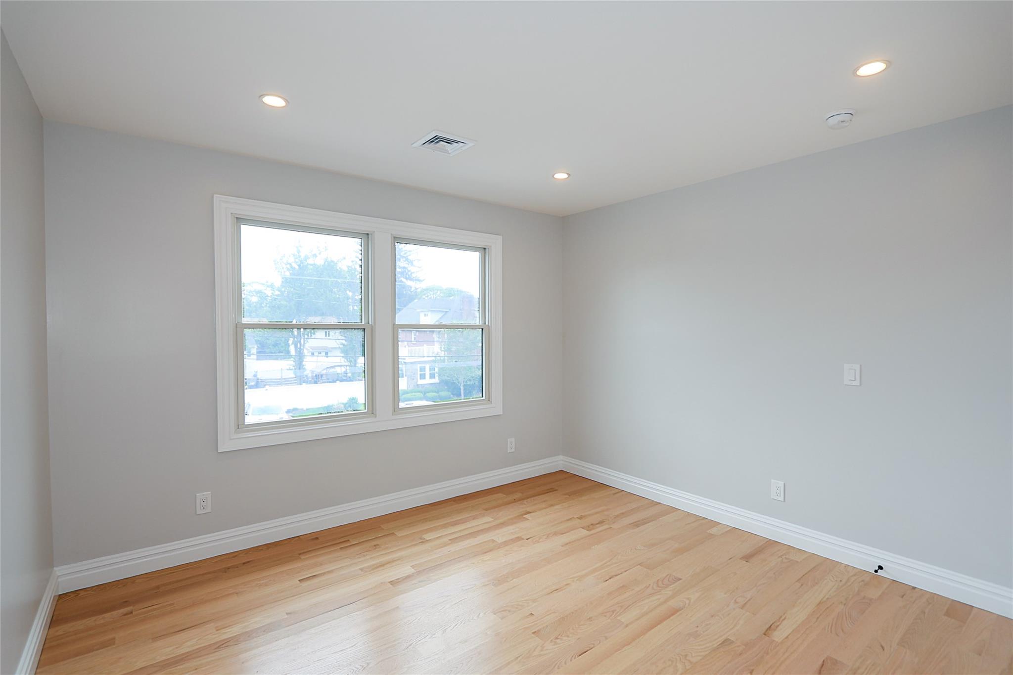 482 S 5th Street, Lindenhurst, New York image 34