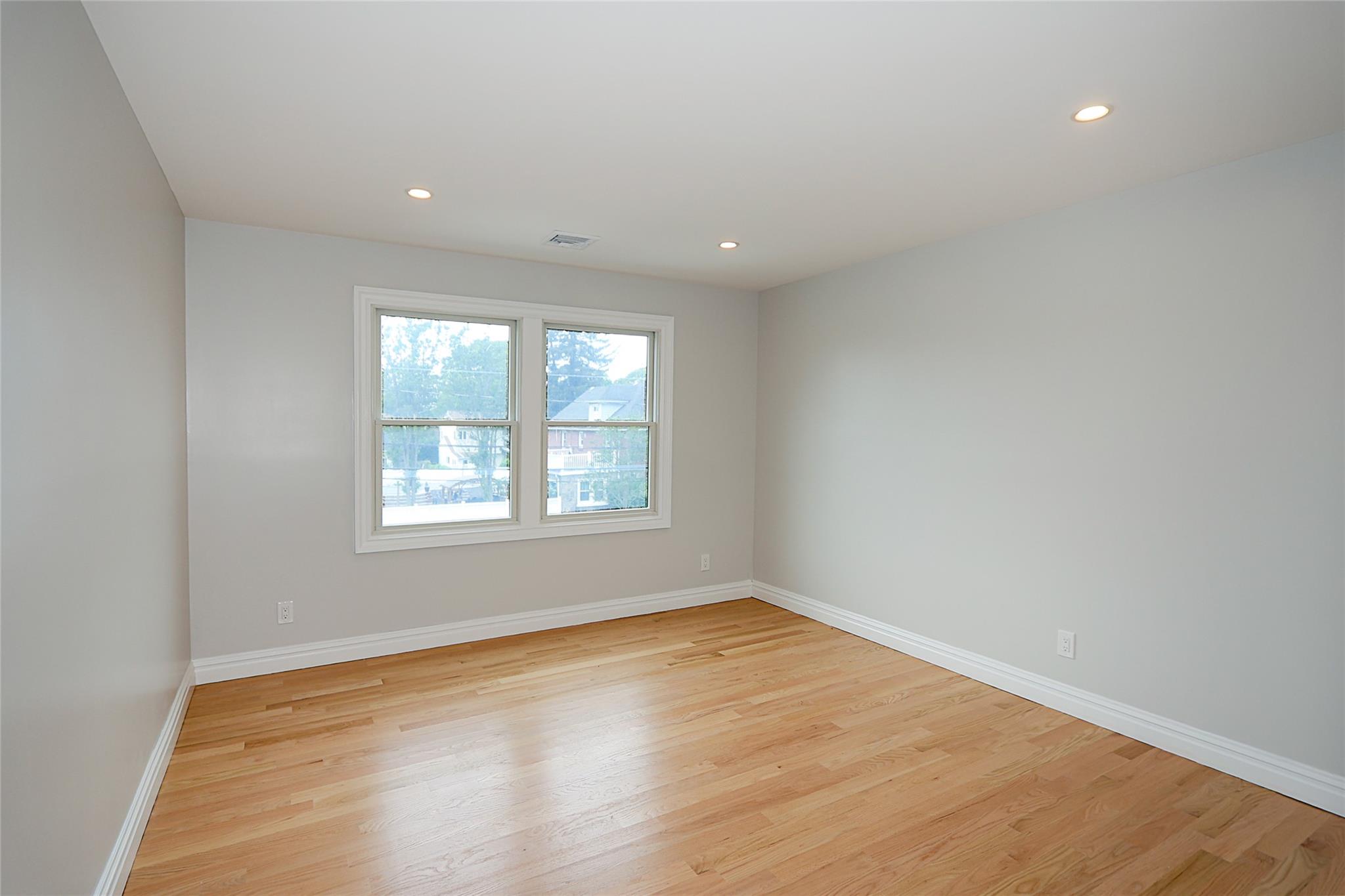 482 S 5th Street, Lindenhurst, New York image 32