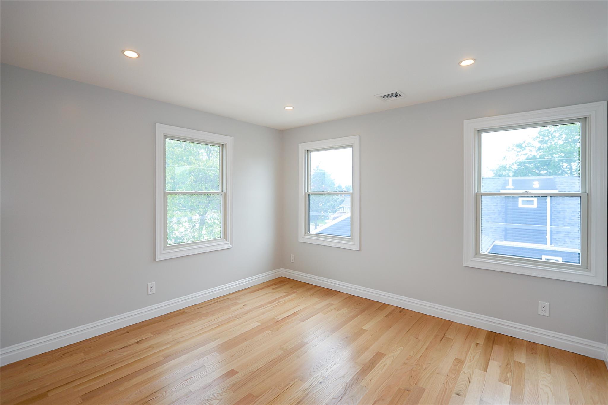 482 S 5th Street, Lindenhurst, New York image 36