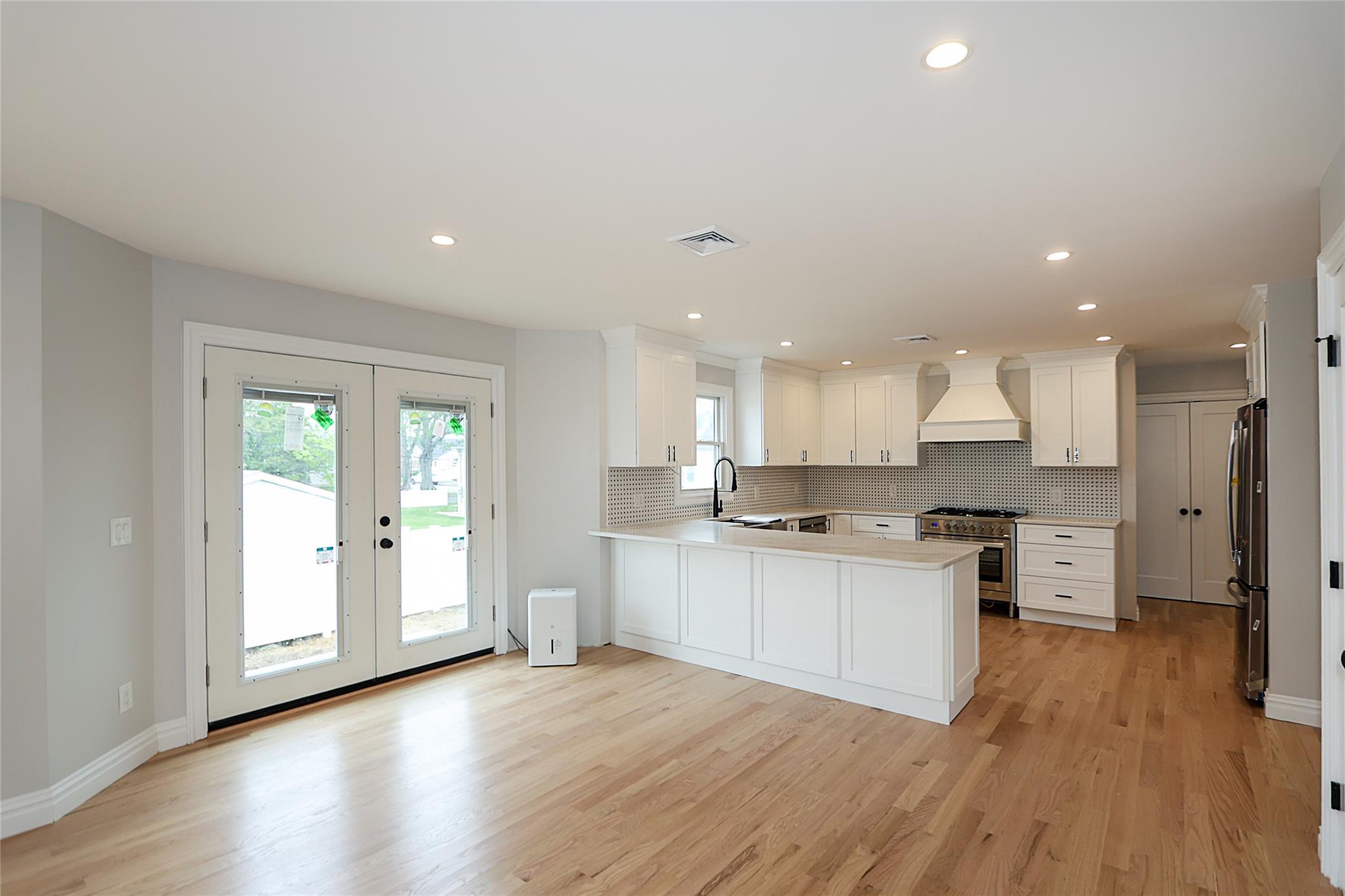 482 S 5th Street, Lindenhurst, New York image 16