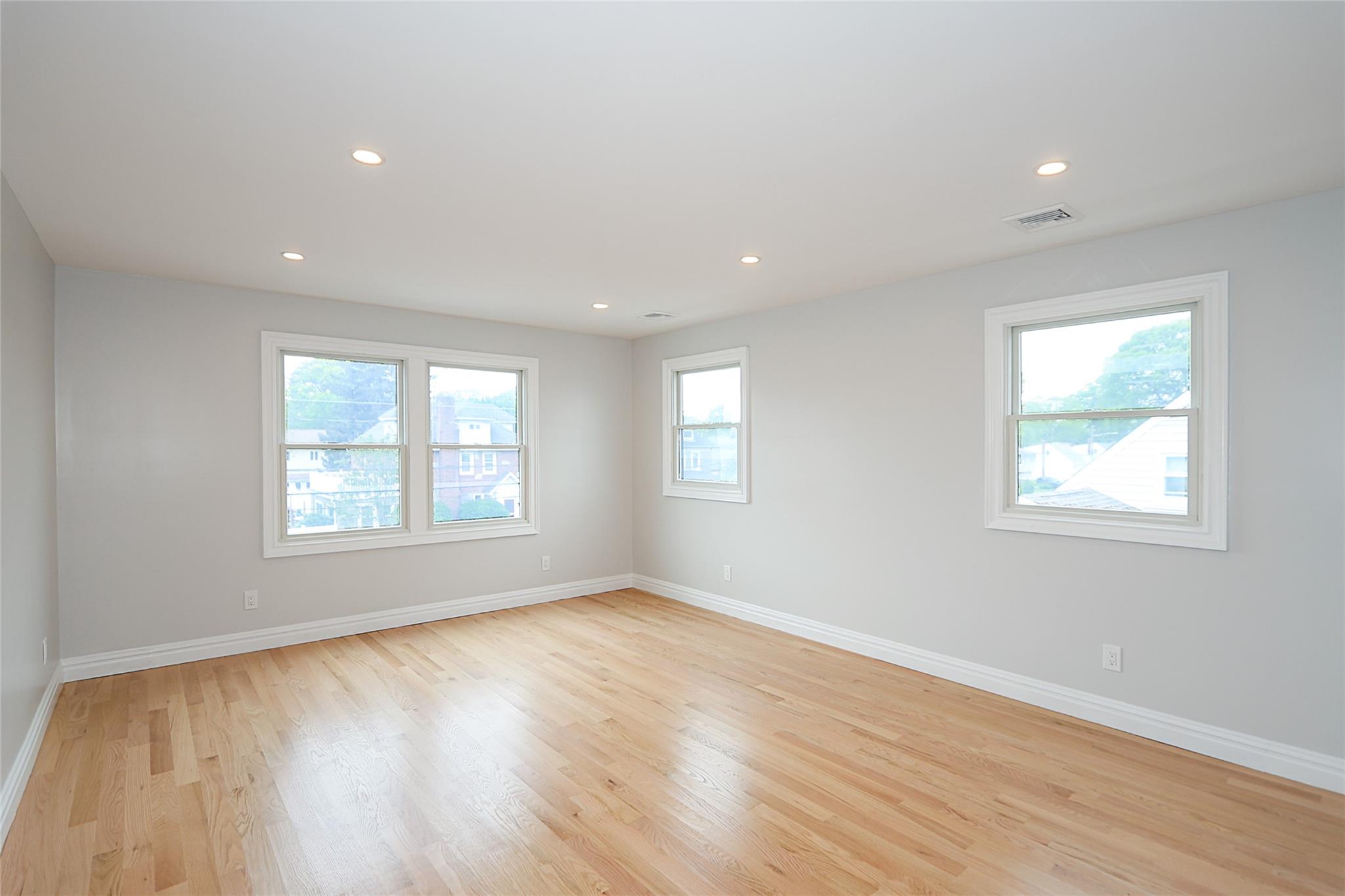 482 S 5th Street, Lindenhurst, New York image 27
