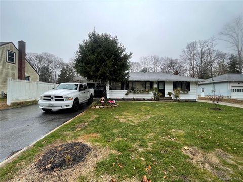 Photo of 30 Oakcrest Avenue, Middle Island, NY 11953 (MLS # 940877)