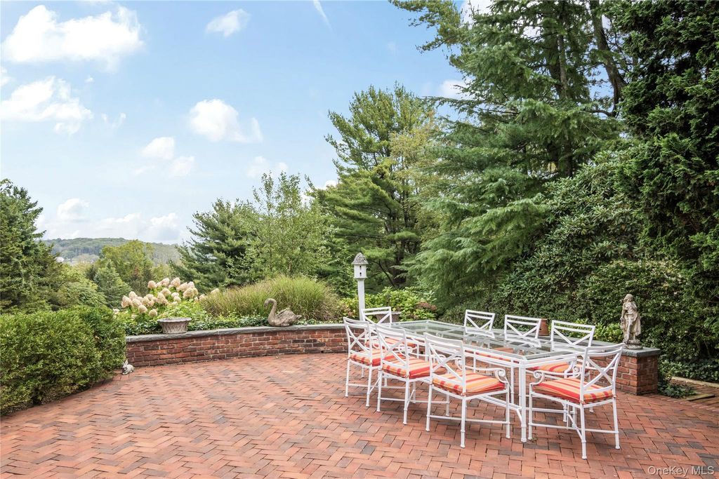 Photo of 1276 Ridge Road, Laurel Hollow, NY 11791 (MLS # 921243)